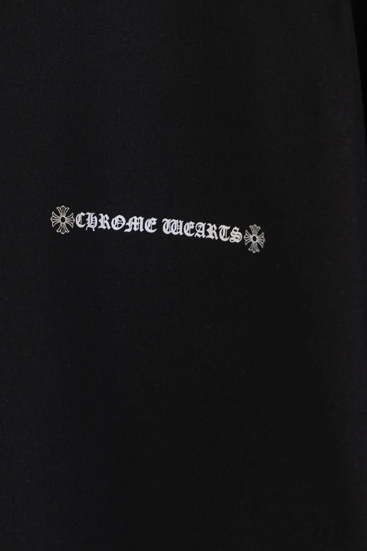 🅿️190 style number k8053 CH Kejia Sanskrit cross heavy industry foam printed T-shirt! Every one of Crow's products is really unique. Every piece has a back view. This leather label design is really cool. The leather label and silver jewelry design make the whole dress the icing on the cake. The texture of the whole short-sleeved piece is really amazing. It is made of 260g pure cotton fabric! 100% authentic to the official version, with all the details. All cuffs, shoulder seams, armholes, and necklines are all double-needle crimping. This is the rigorous craftsmanship that big brands should have. Details determine quality. The original washed tag packaging is full of style! The whole piece adopts three-needle and five-thread technology (neckline-shoulder seam-sleeve seam-double-pressed thread, which looks more three-dimensional and textured) and has the same craftsmanship as the original original, with a classic version, small dropped shoulders, and a micro silhouette! Color: Black White Size: XS-L